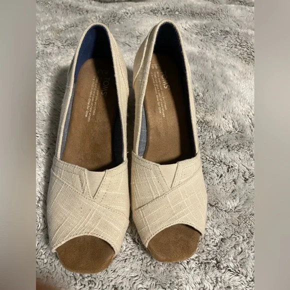 Toms Wedges cream color with suede inside. Size 8.5 - Picture 2 of 5